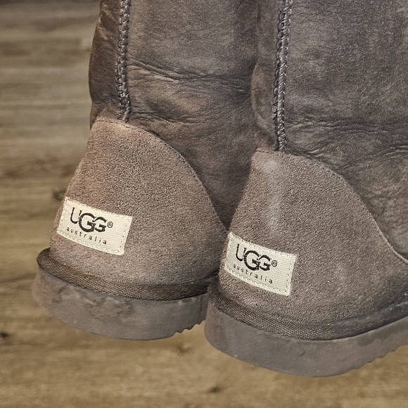 UGG tall classic chocolate brown winter fur boots - Picture 9 of 12